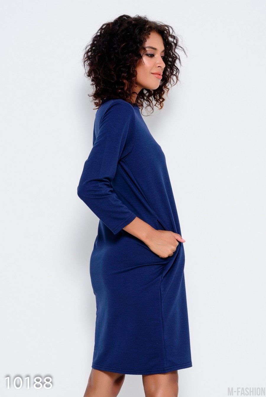 Темно-синее трикотажное платье с длинными рукавами и карманами- Фото 3