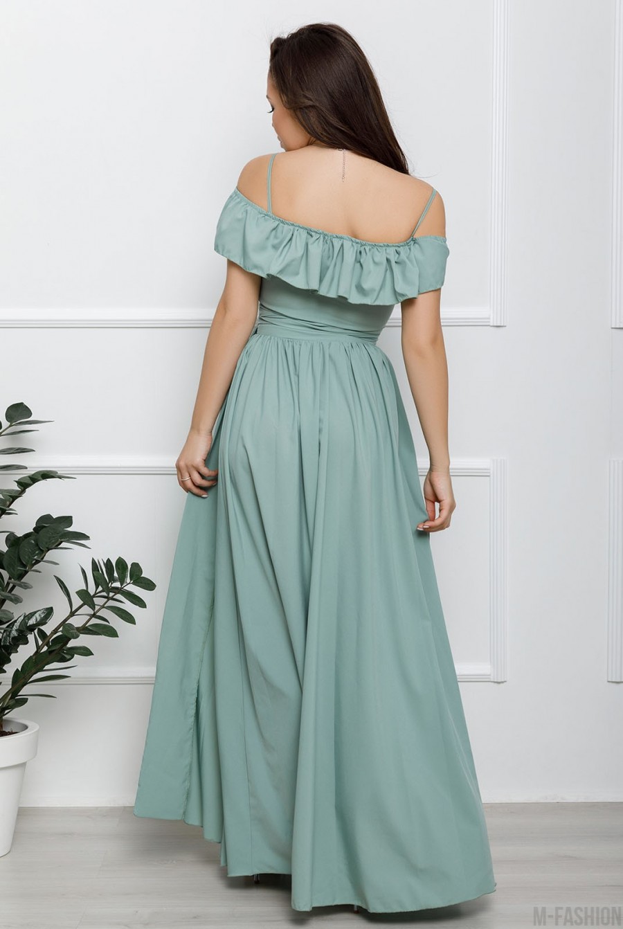 Оливковое длинное платье с открытыми плечами- Фото 3