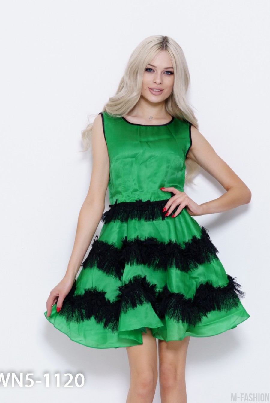 Зеленое пышное платье с черным кружевом - Фото 1