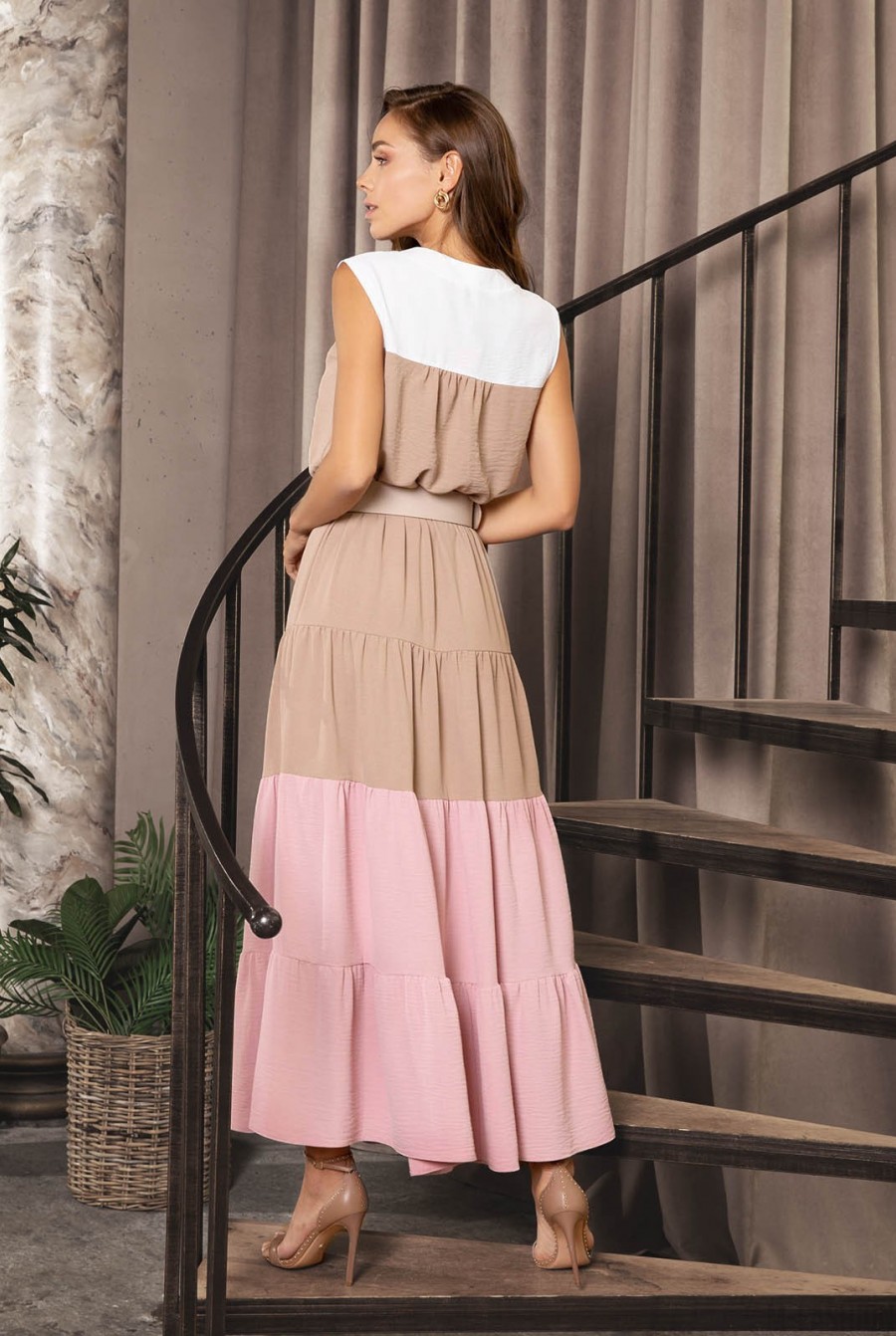 Бежевое длинное платье с розово-белой вставкой- Фото 3