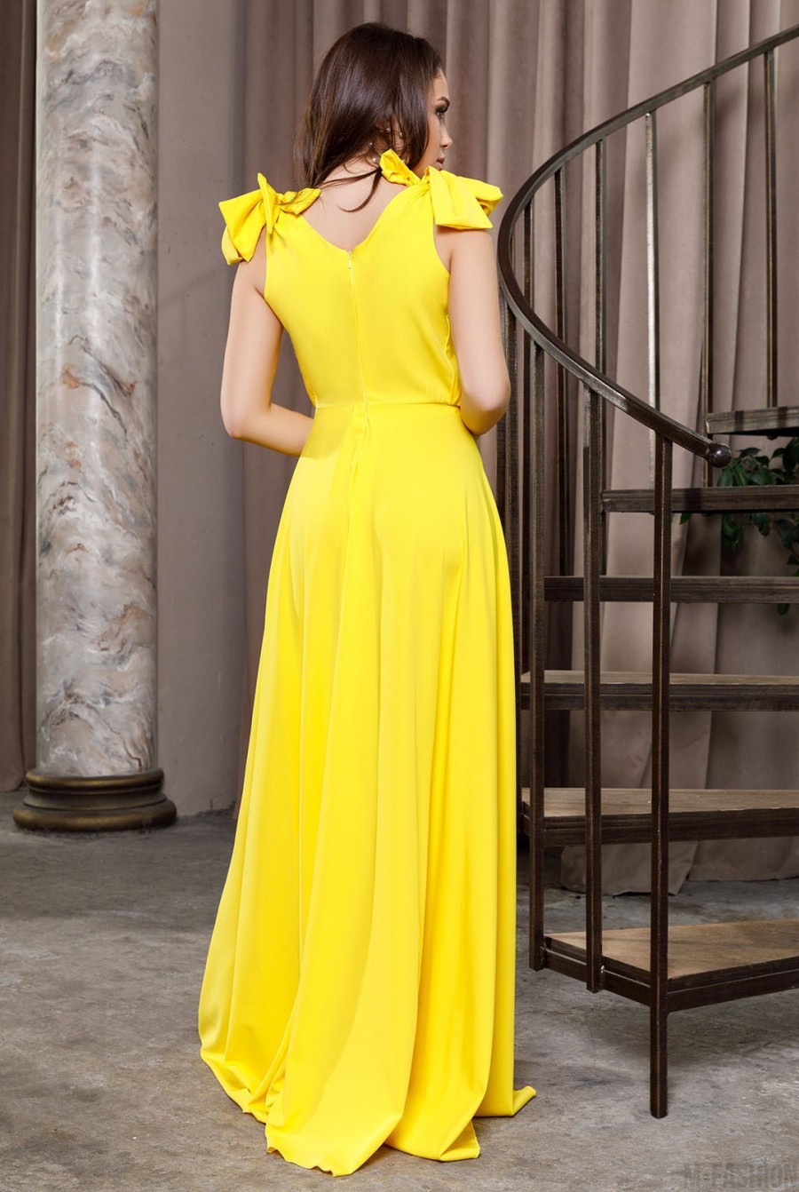 Желтое длинное платье с глубоким декольте- Фото 3
