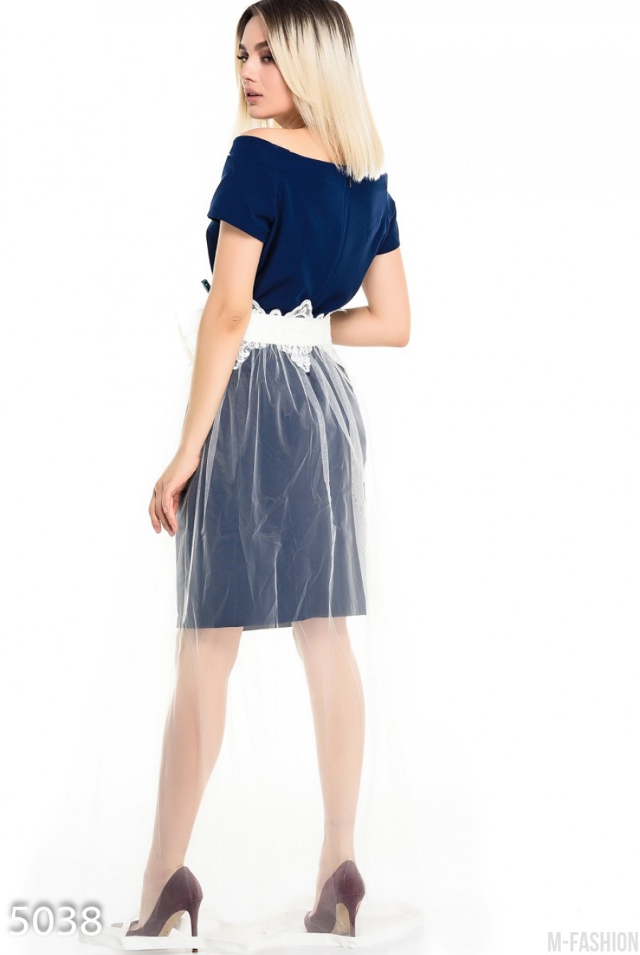Синее платье с вырезом-лодочкой с пышной полупрозрачной белой юбкой- Фото 5