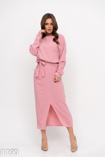 Розовое платье с карманами и геометрическим кроем