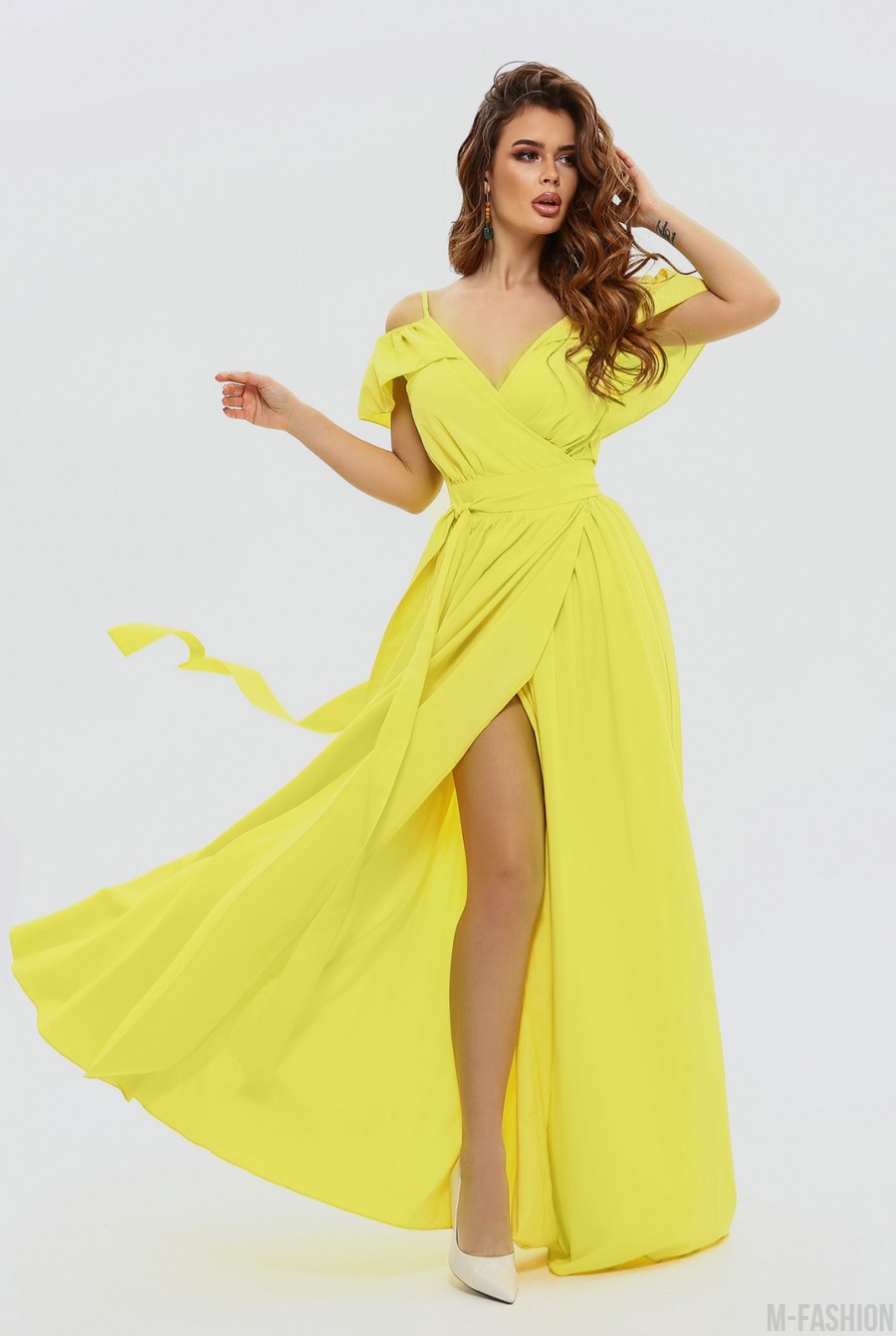 Желтое длинное платье с открытыми плечами- Фото 3