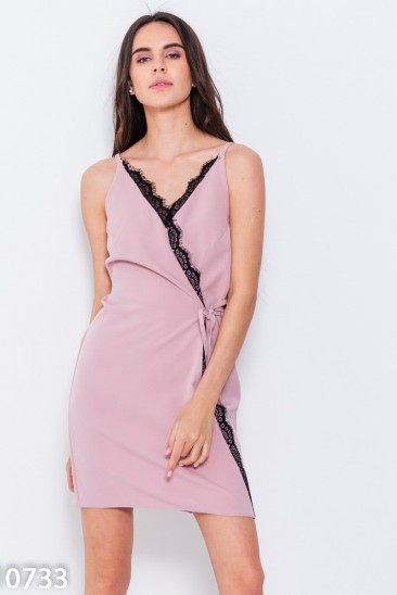 Розовое платье с кружевом и завязками сбоку
