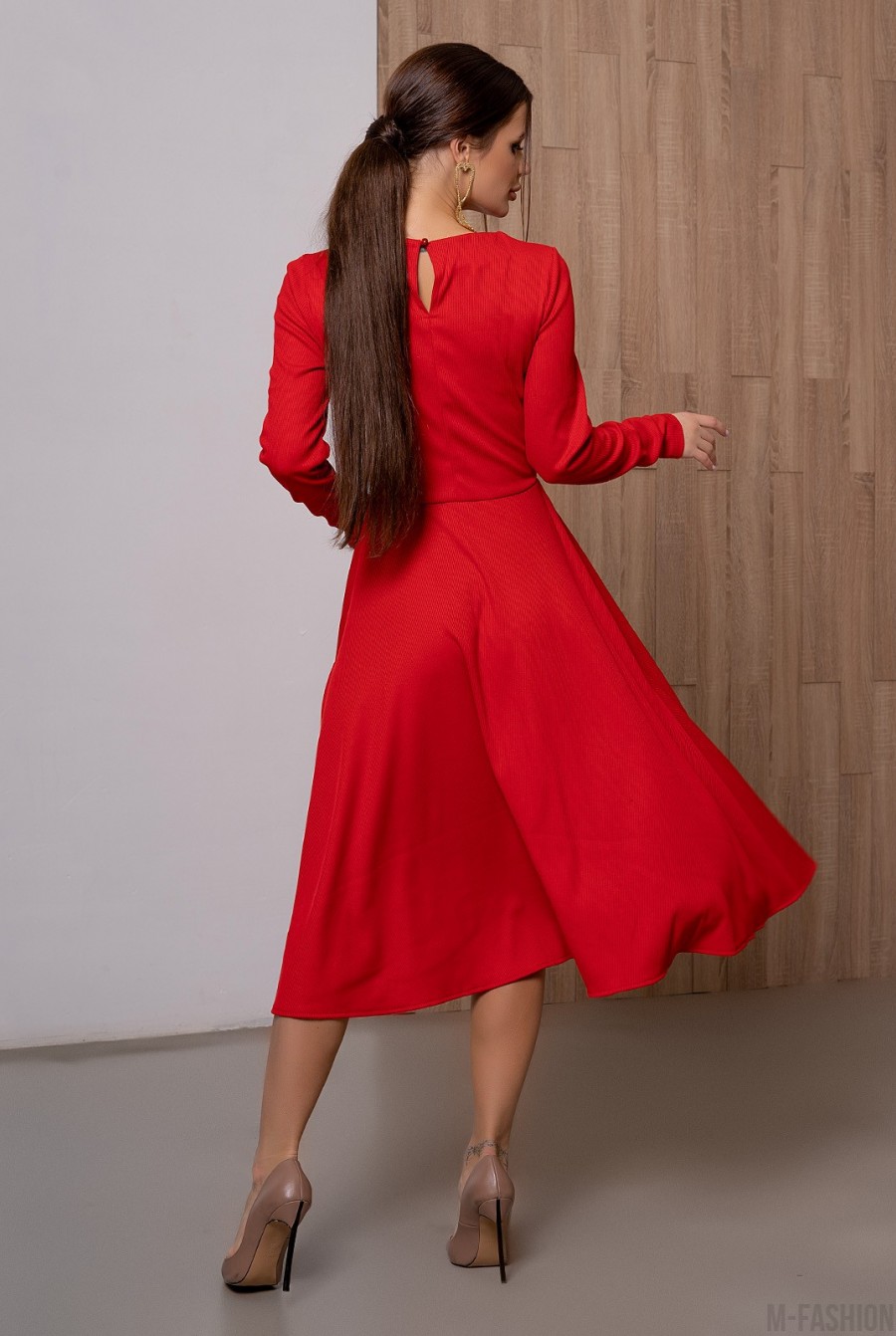 Красное фактурное классическое платье с пуговицами- Фото 3