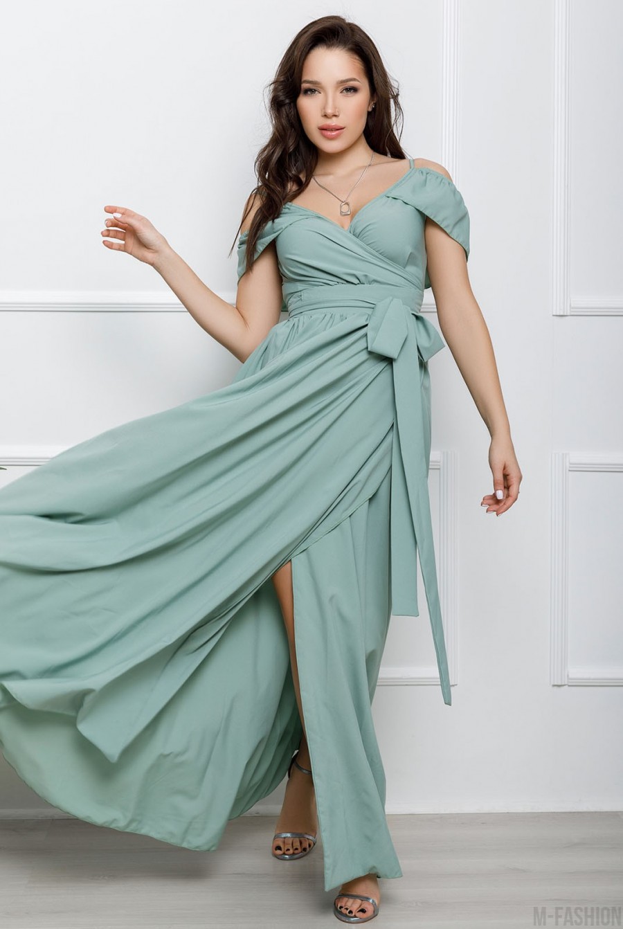 Оливковое длинное платье с открытыми плечами- Фото 4