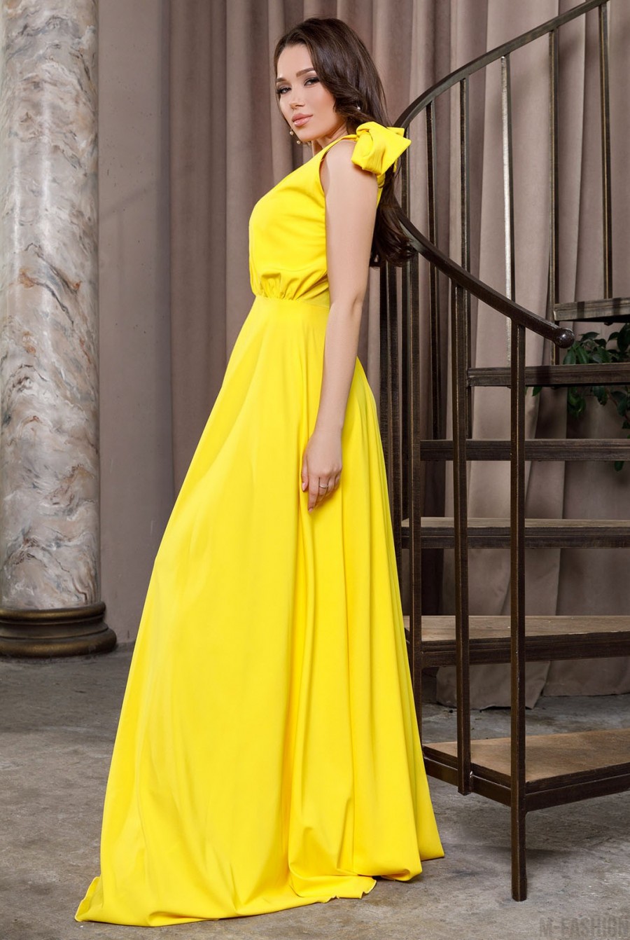 Желтое длинное платье с глубоким декольте- Фото 2