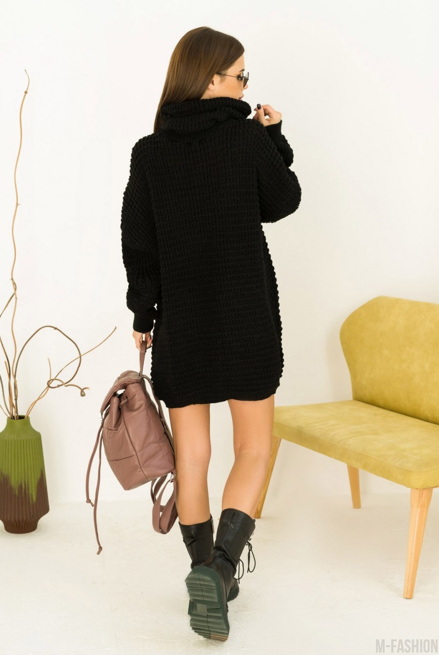 Черное объемное платье-свитер с хомутом- Фото 3