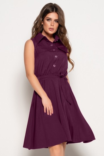 Фиолетовое приталенное платье без рукавов