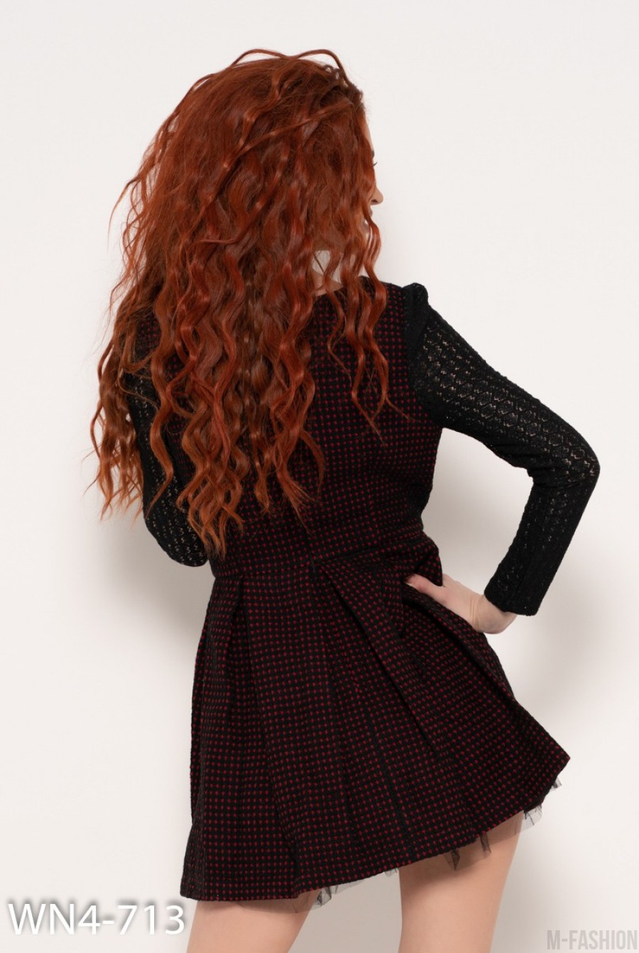 Черное приталенное платье с кружевными вставками- Фото 5