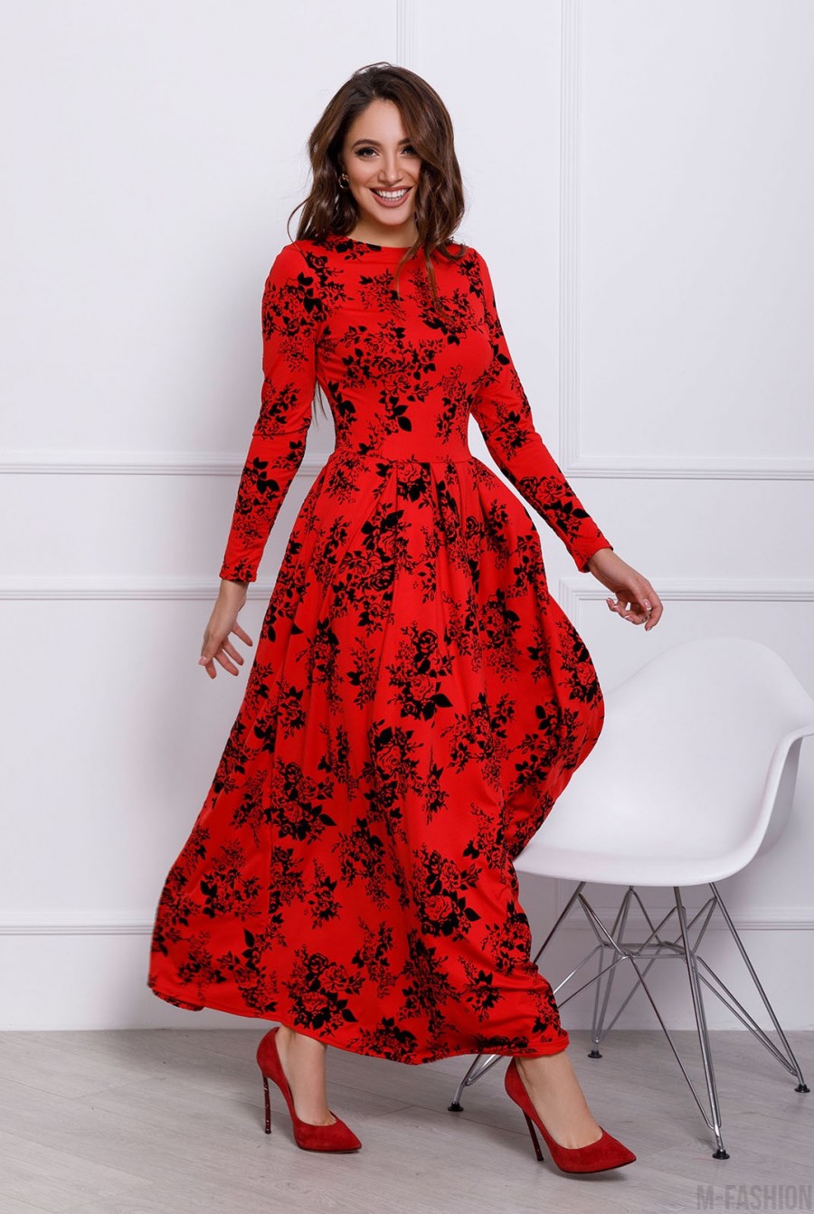 Красное длинное платье с фактурным принтом- Фото 2