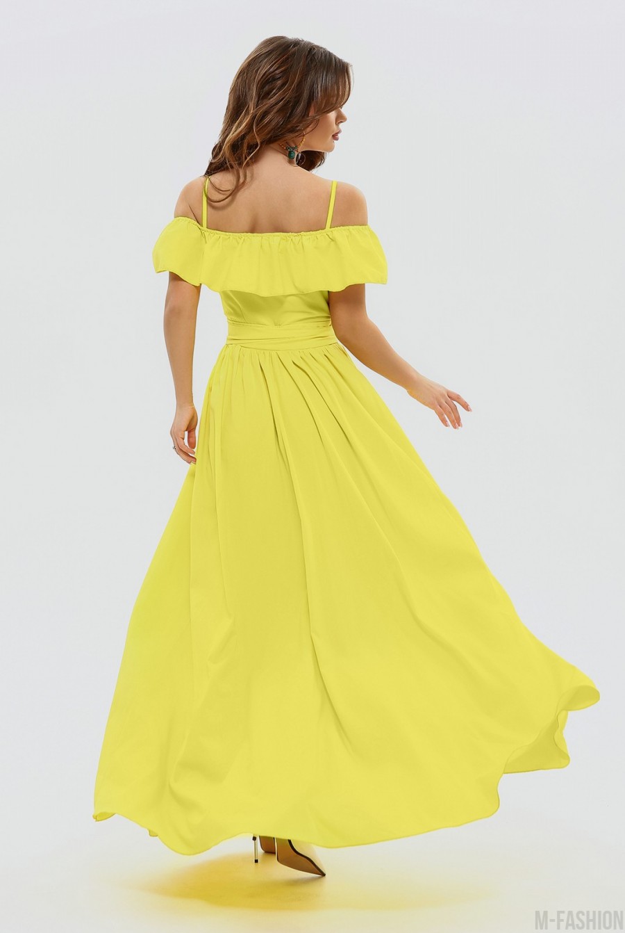 Желтое длинное платье с открытыми плечами- Фото 5