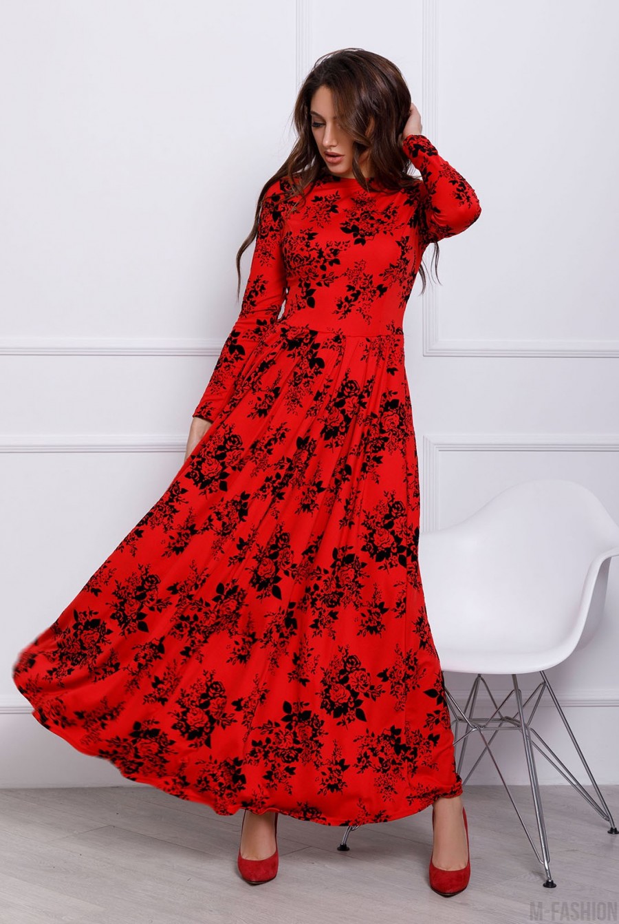 Красное длинное платье с фактурным принтом - Фото 1