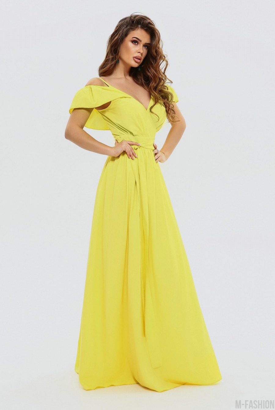 Желтое длинное платье с открытыми плечами- Фото 7