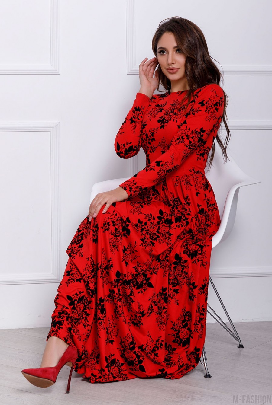 Красное длинное платье с фактурным принтом- Фото 4