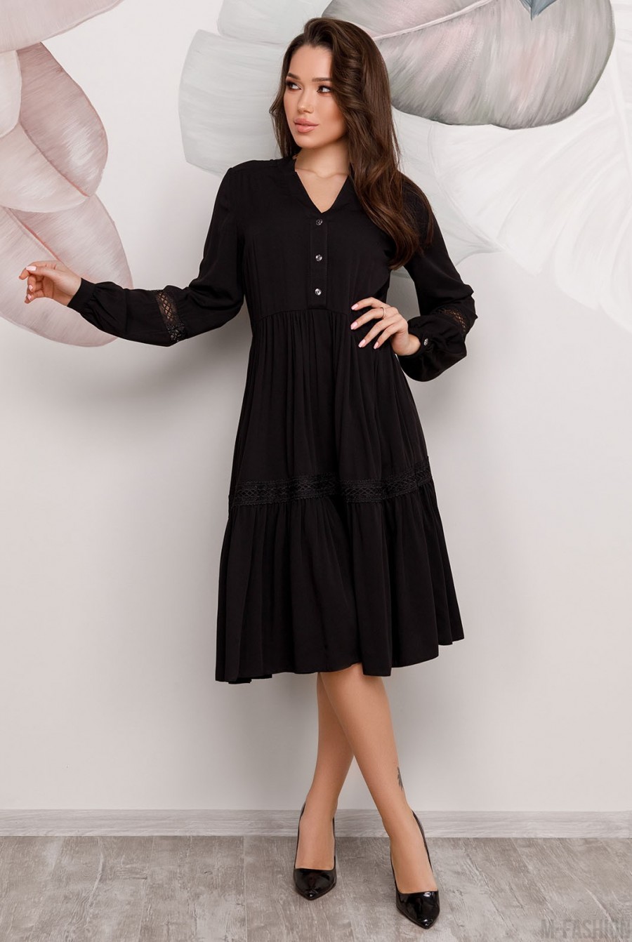 Черное платье-рубашка с кружевными вставками - Фото 1