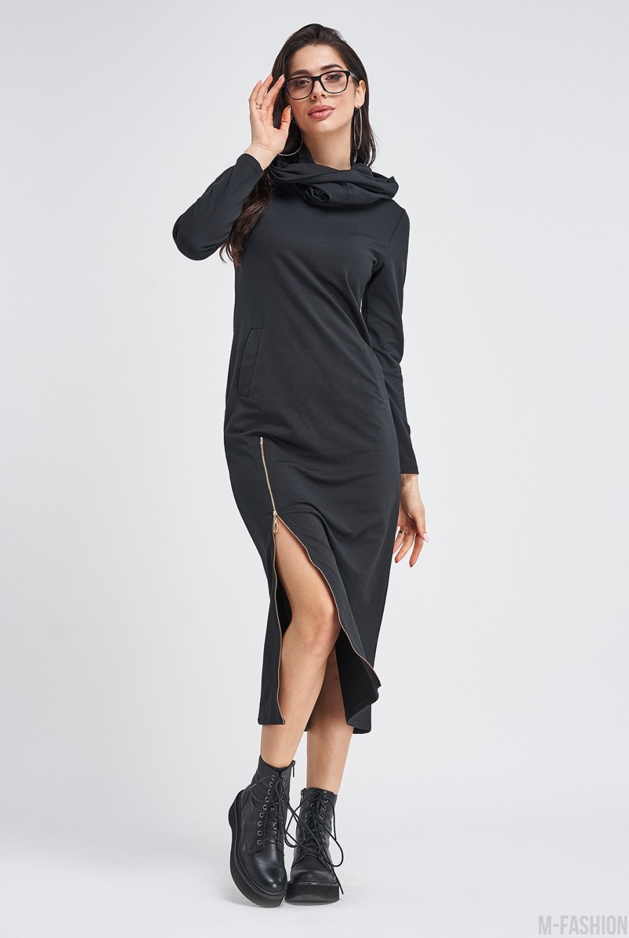 Удлиненное трикотажное черное платье с боковой молнией - Фото 1