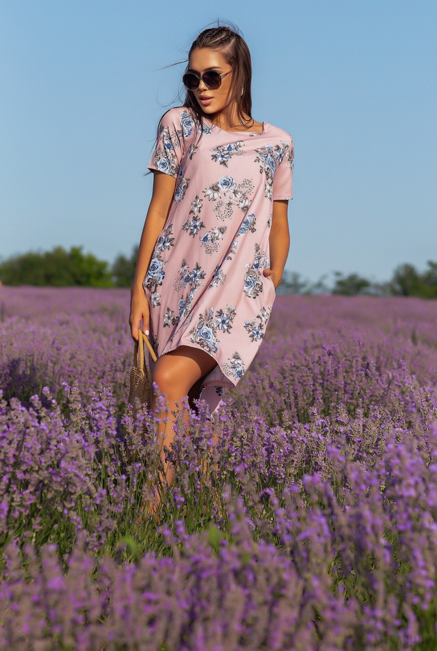 Розовое асимметричное платье с цветочным принтом - Фото 1