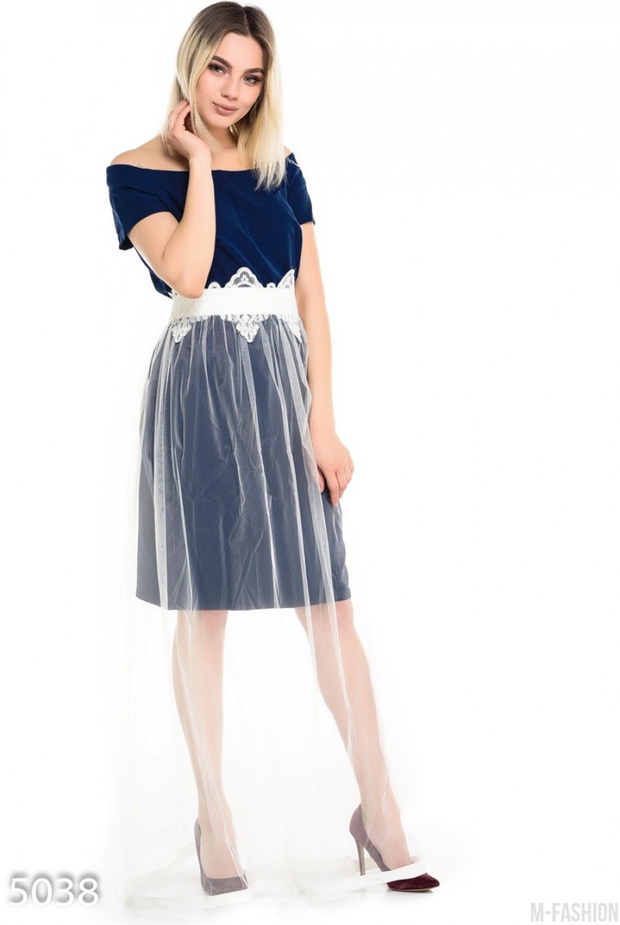 Синее платье с вырезом-лодочкой с пышной полупрозрачной белой юбкой - Фото 1