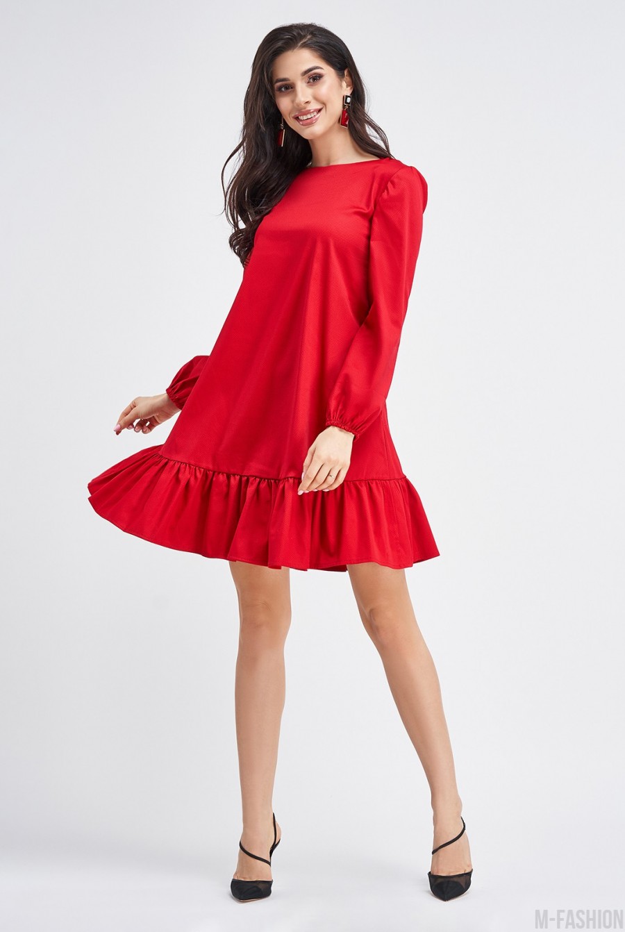 Яркое красное платье-трапеция слегка удлиненное сзади