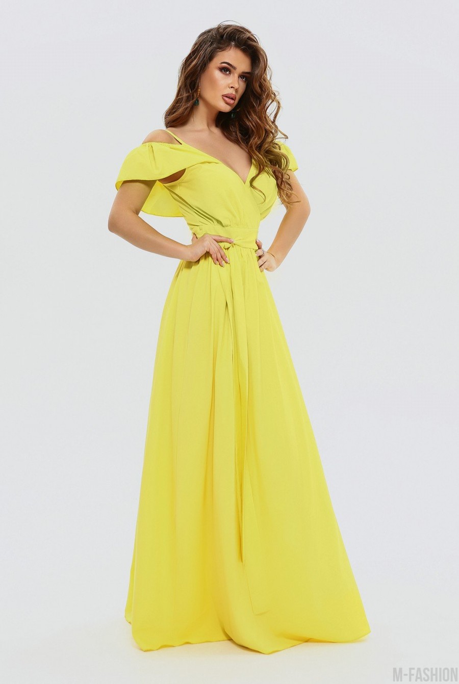 Желтое длинное платье с открытыми плечами- Фото 6