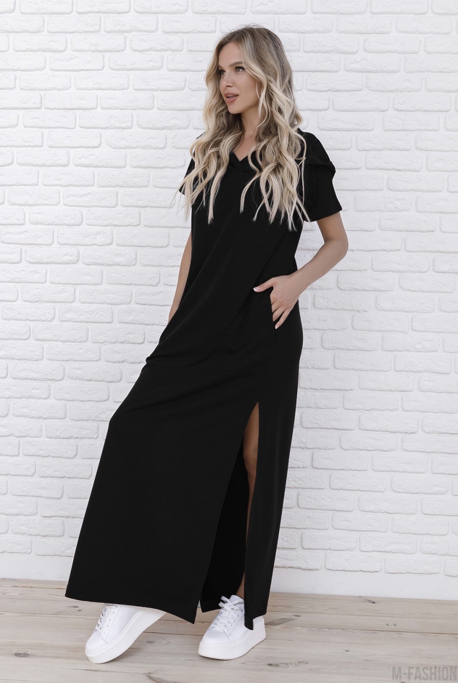 Черное трикотажное длинное платье с капюшоном- Фото 2