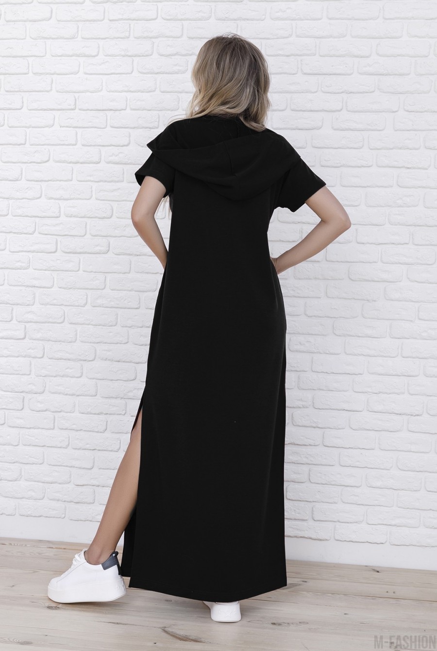 Черное трикотажное длинное платье с капюшоном- Фото 3