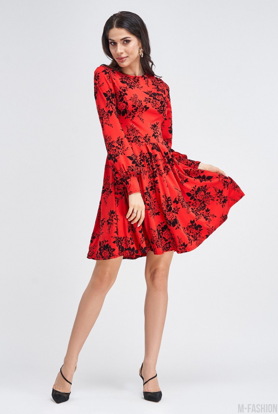 Красное приталенное платье с черными фактурными розами - Фото 1