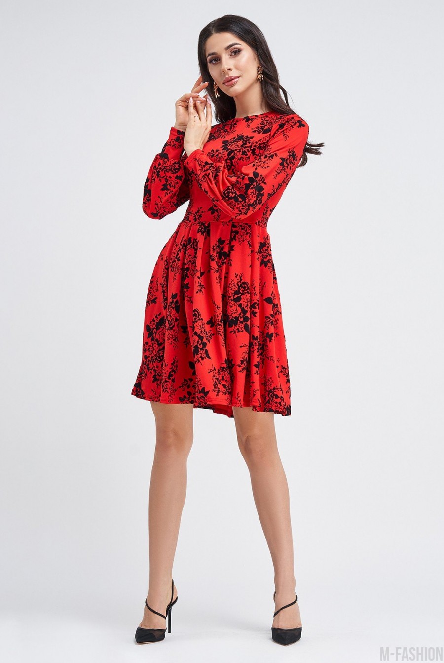 Красное приталенное платье с черными фактурными розами- Фото 2