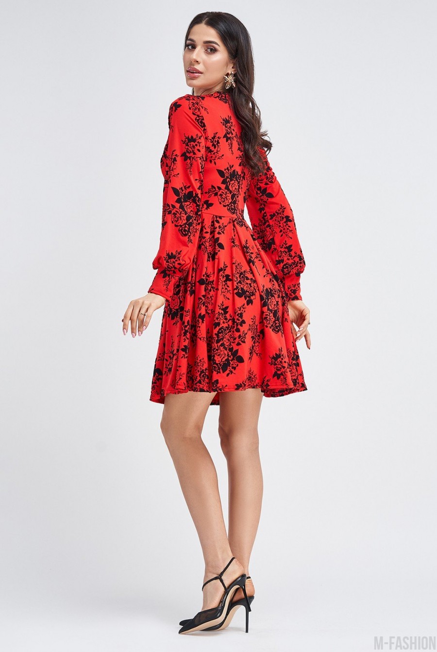 Красное приталенное платье с черными фактурными розами- Фото 3