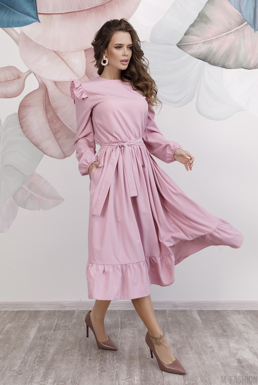 Розовое приталенное платье с рюшами- Фото 2
