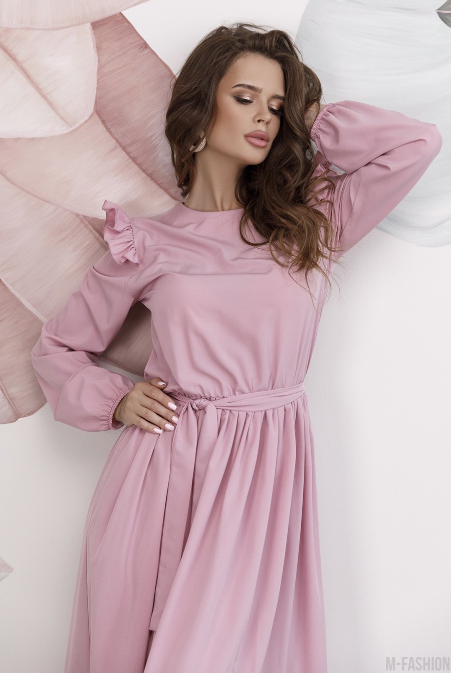 Розовое приталенное платье с рюшами- Фото 4