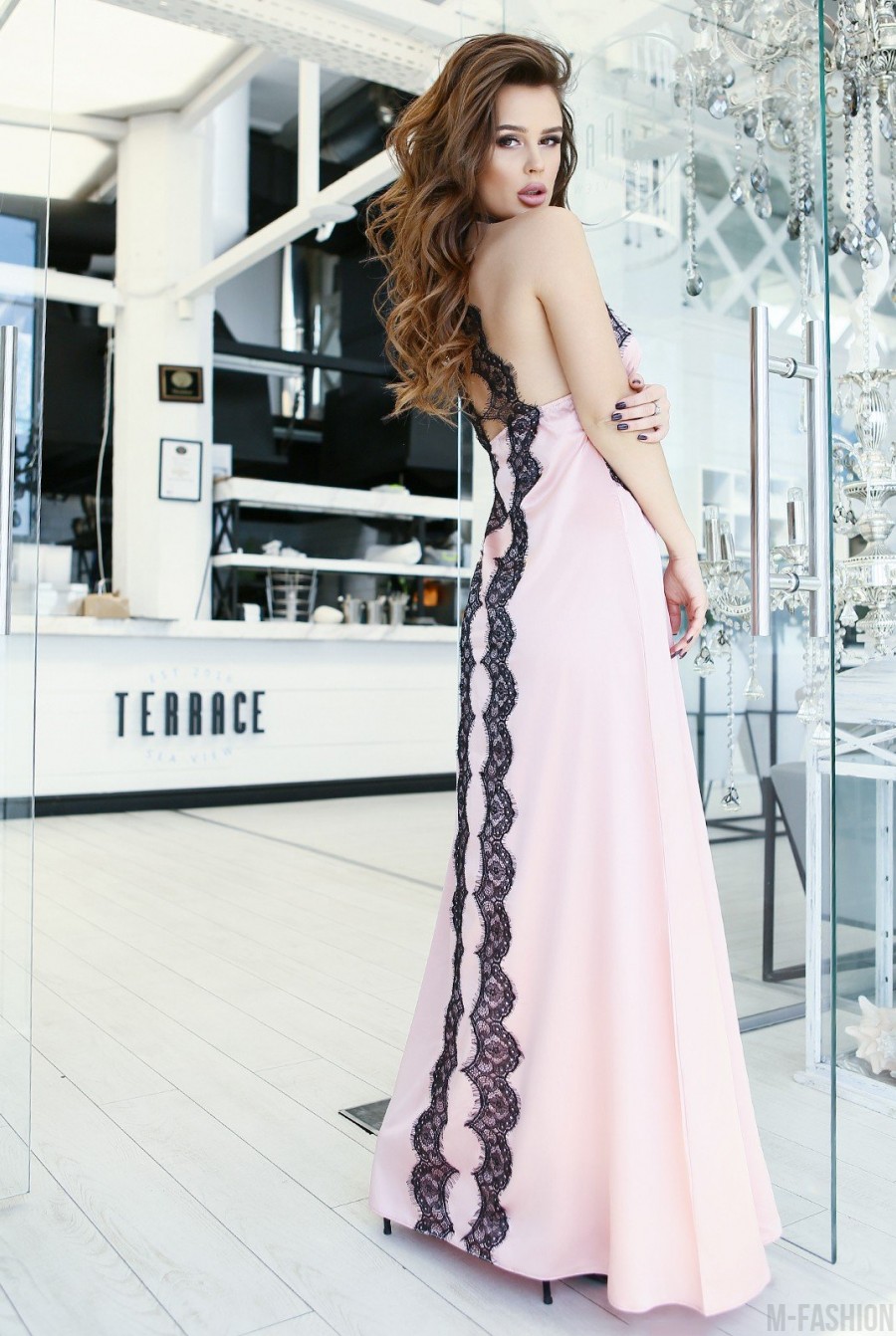 Розовое платье в бельевом стиле с кружевом- Фото 2