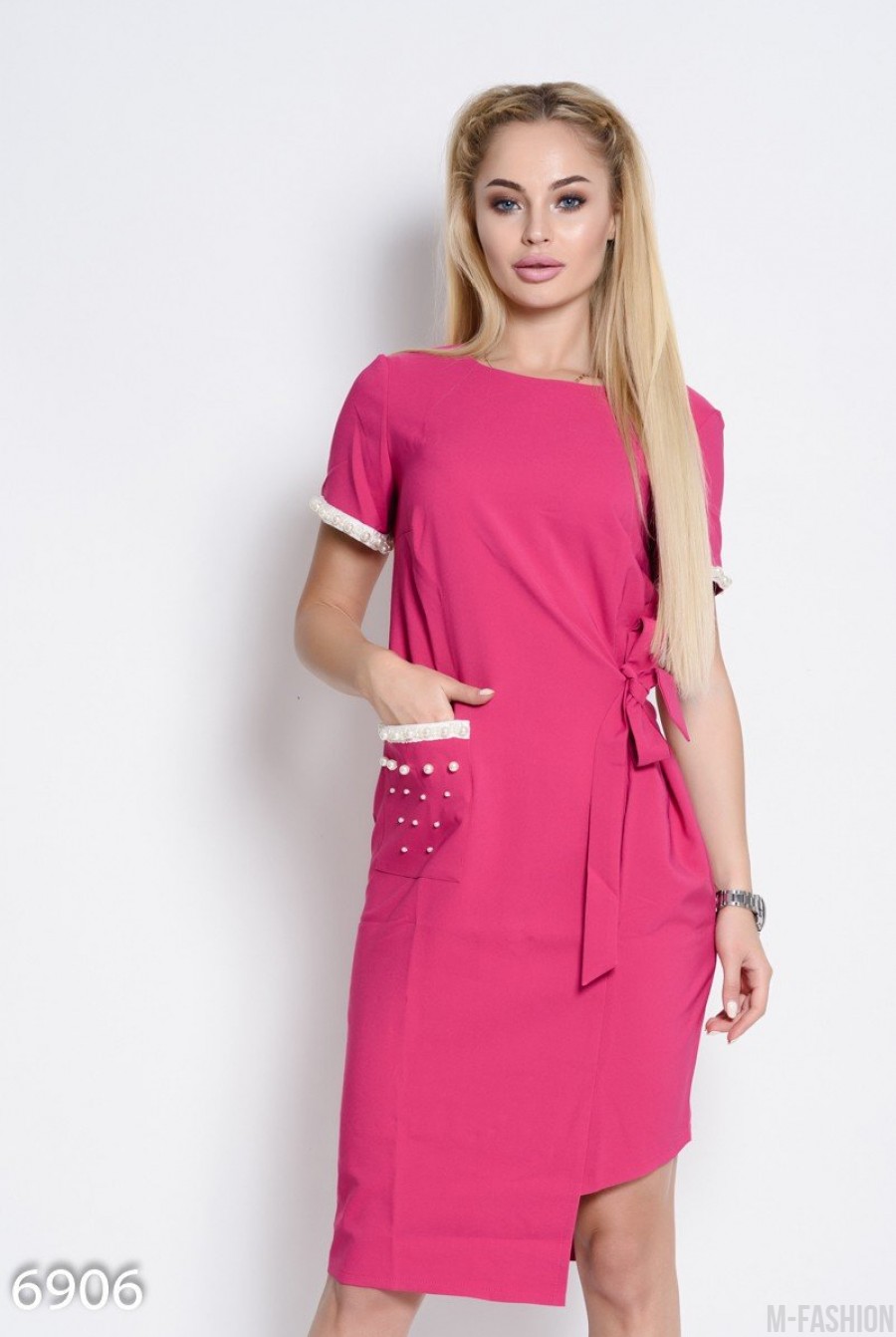 Розовое асимметричное платье с бусинами, карманом и завязкой сбоку - Фото 1