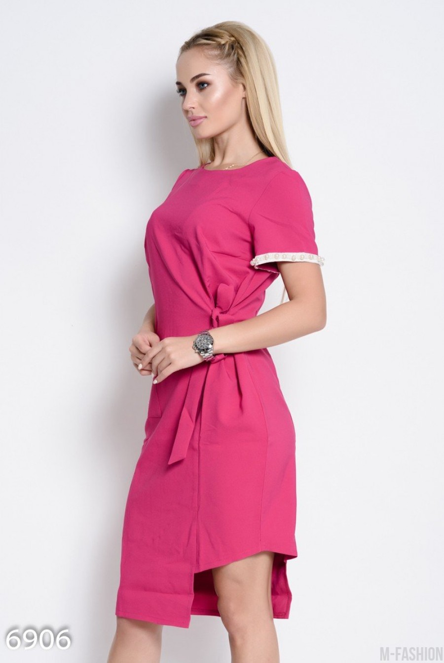 Розовое асимметричное платье с бусинами, карманом и завязкой сбоку- Фото 3