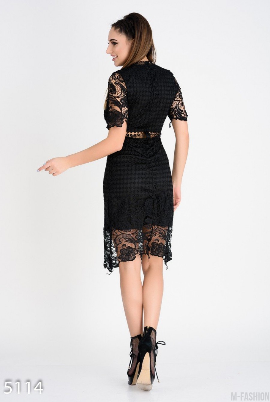 Черное кружевное приталенное платье с короткими рукавами и подкладом в тон- Фото 3