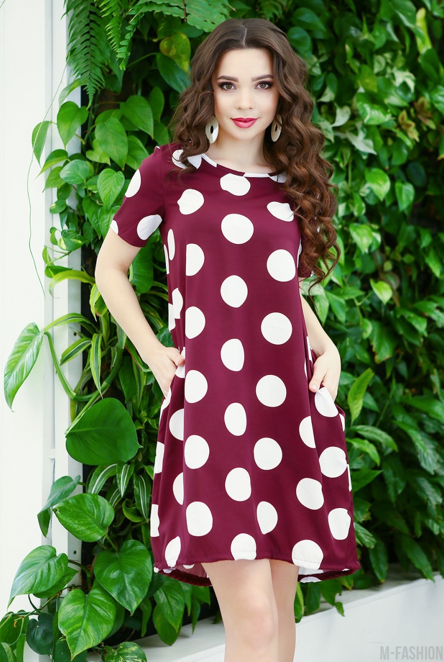Бордовое асимметричное платье с крупным горохом - Фото 1