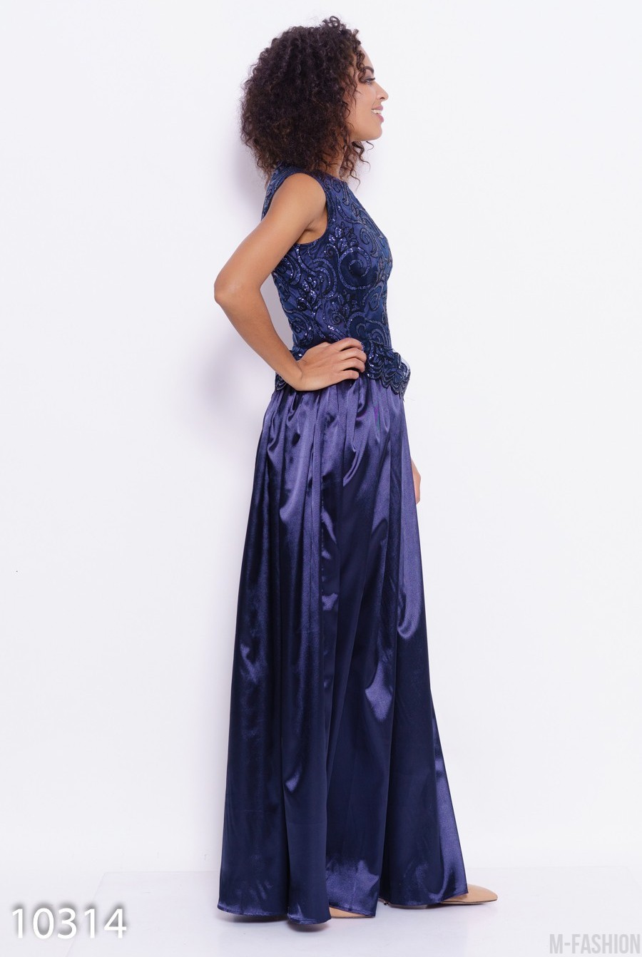 Темно-синее платье в пол с декором из блесток и баской- Фото 3