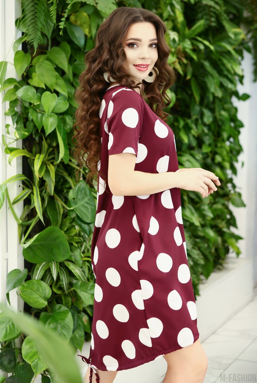Бордовое асимметричное платье с крупным горохом- Фото 4
