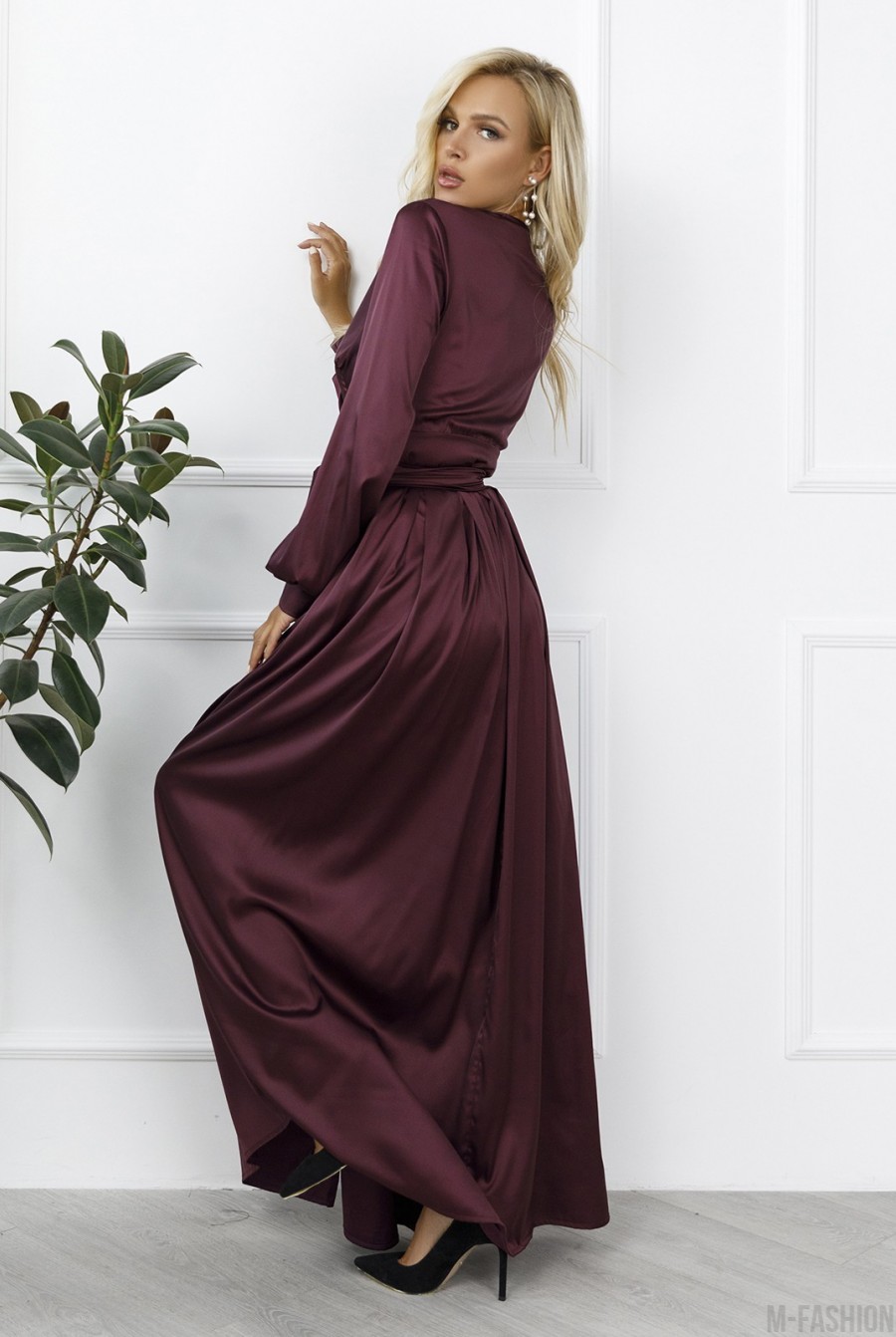 Бордовое длинное платье с кроем на запах- Фото 3