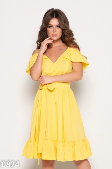 Желтое платье на бретелях со спущенными плечами