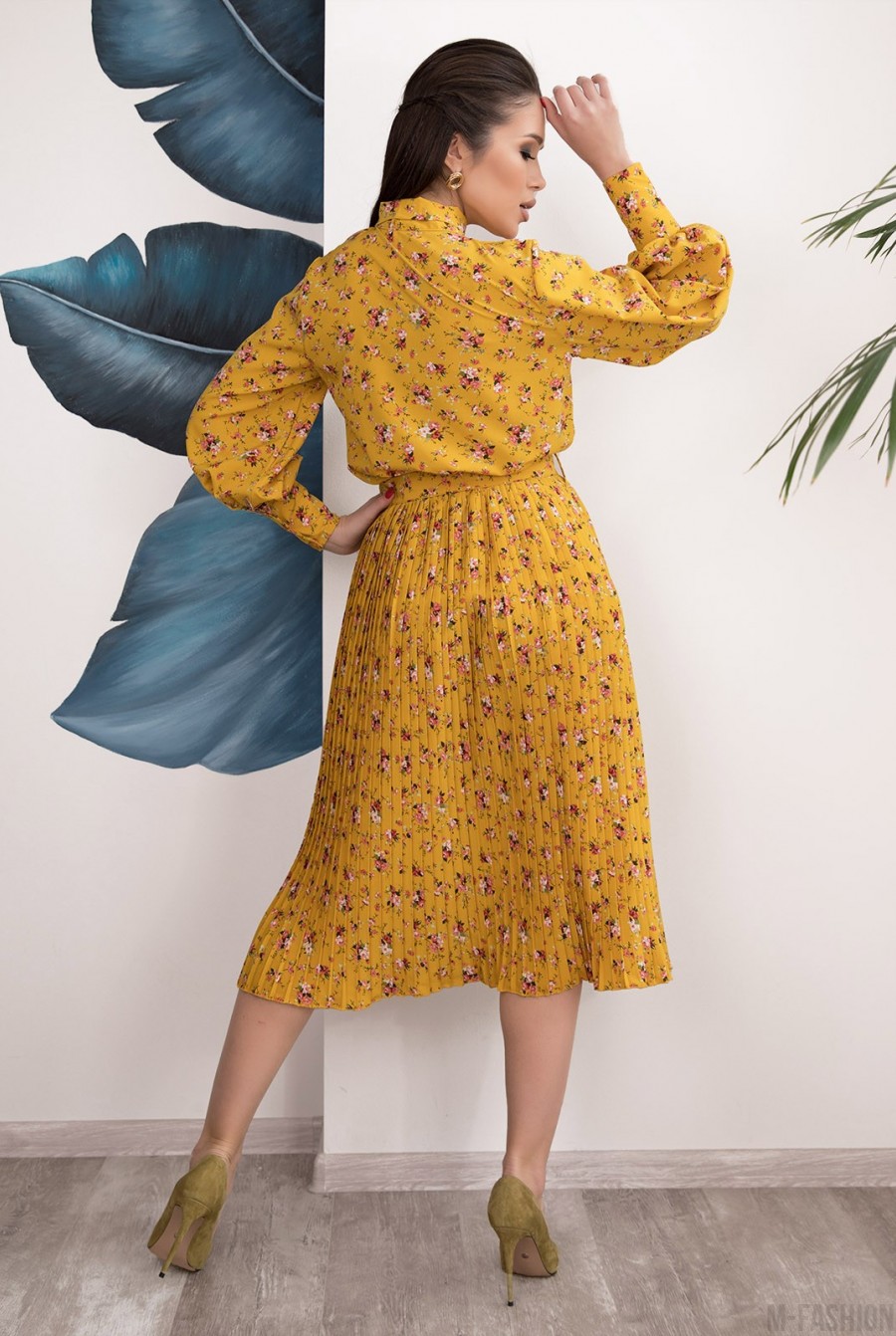 Горчичное цветочное платье-рубашка с плиссировкой- Фото 3