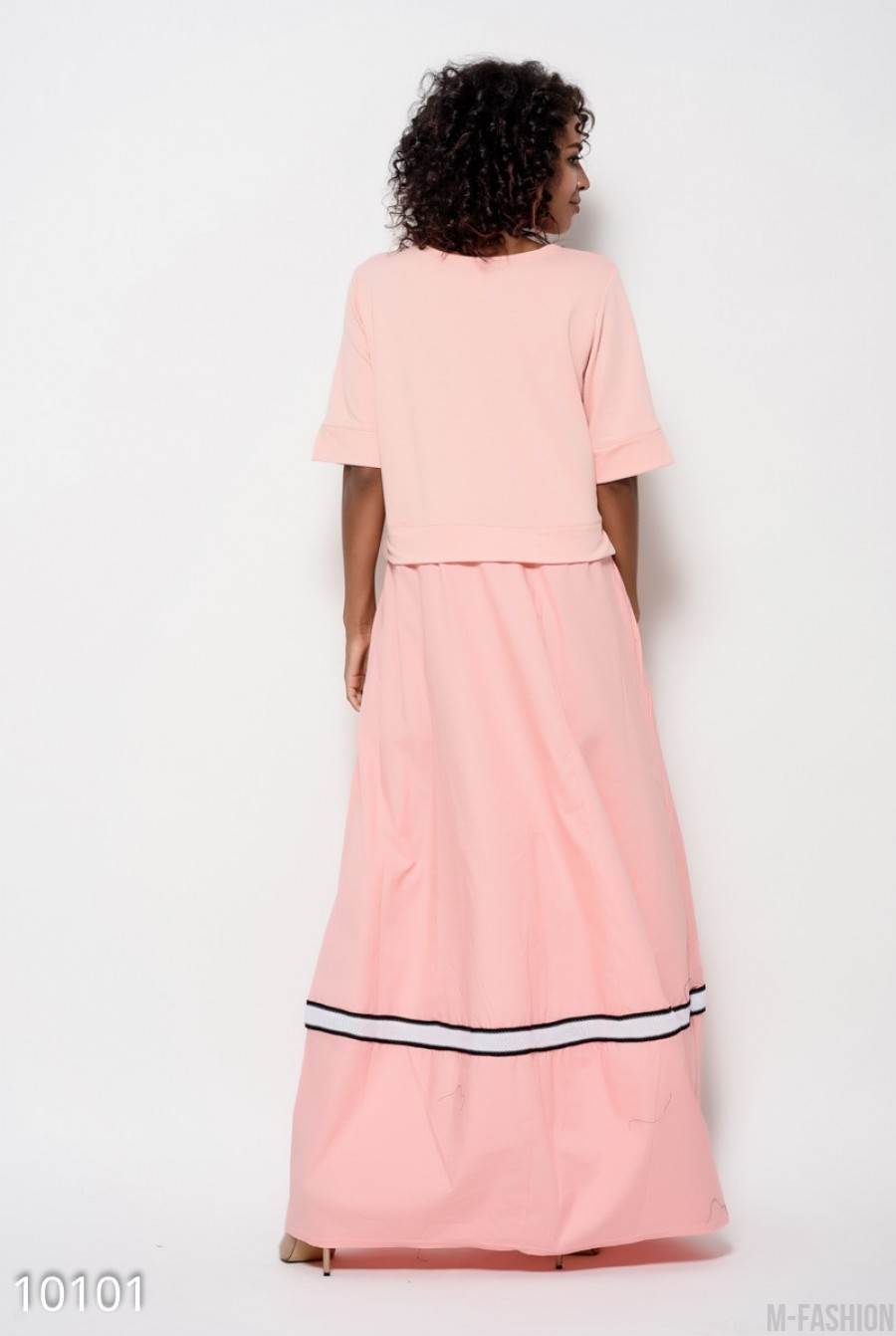 Розовое комбинированное платье с длинной широкой юбкой и декором в виде лент и нашивок- Фото 5