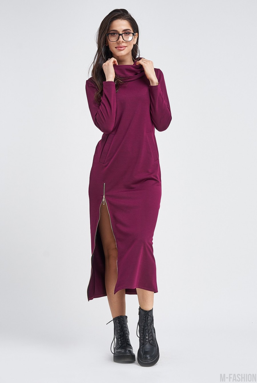 Удлиненное трикотажное фиолетовое платье с боковой молнией - Фото 1