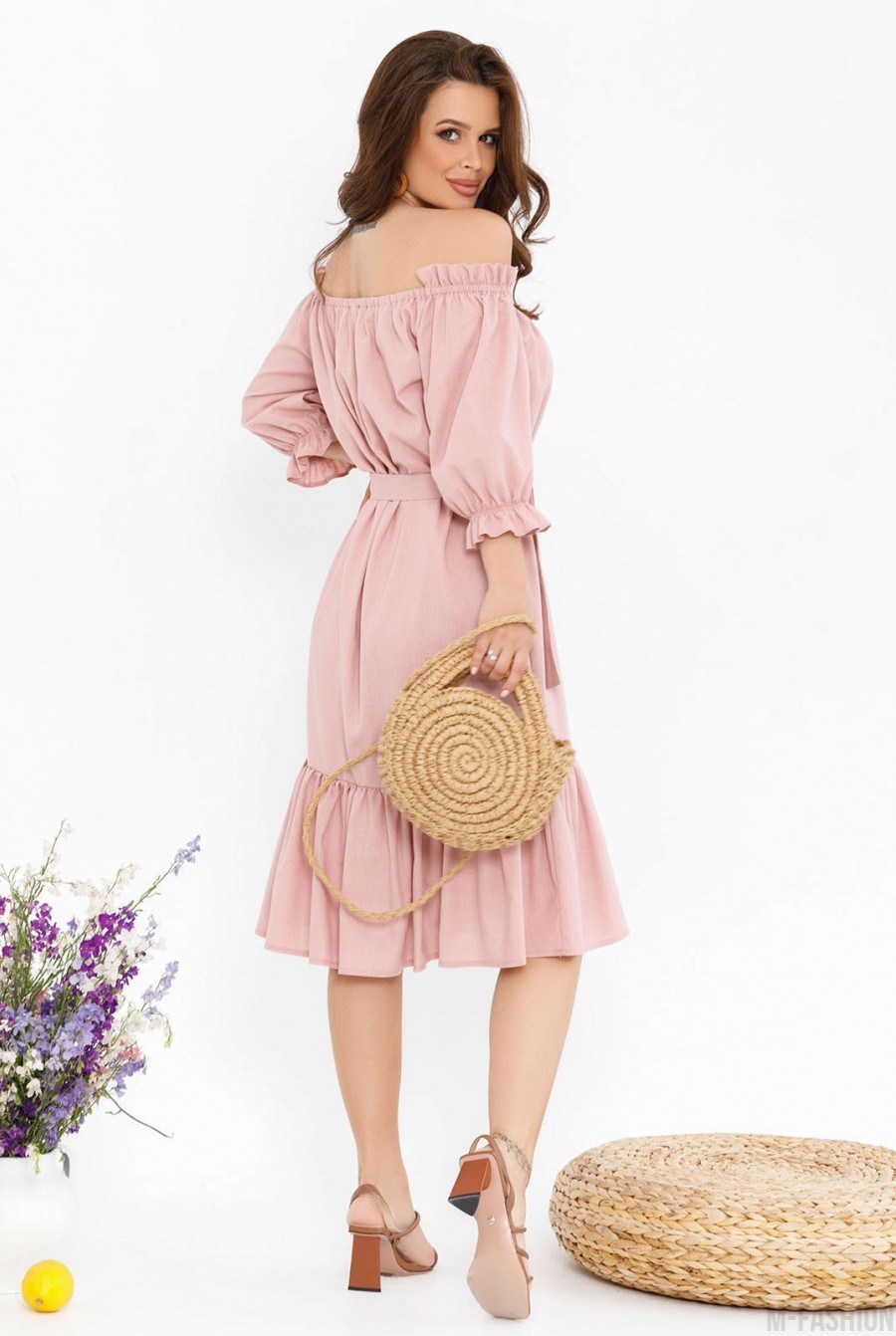 Розовое коттоновое платье с приспущенными плечами- Фото 3
