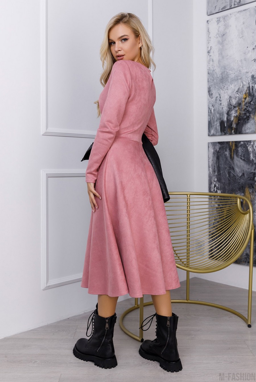 Розовое замшевое приталенное платье классического кроя- Фото 3