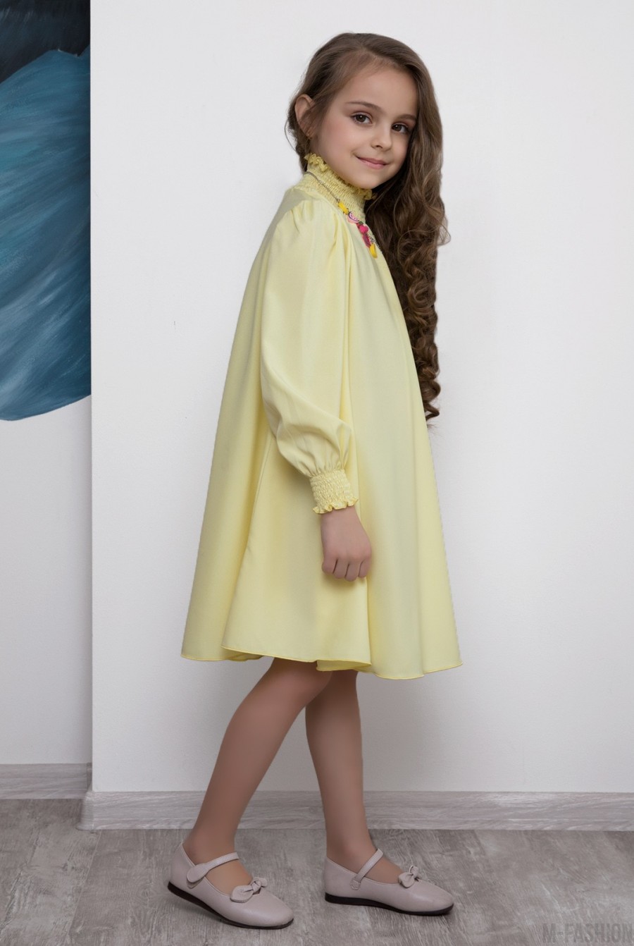 Желтое свободное платье-трапеция с жаткой- Фото 2