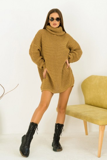 Оливковое объемное платье-свитер с хомутом
