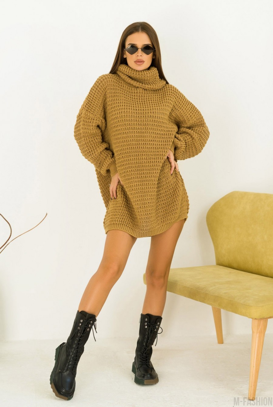 Оливковое объемное платье-свитер с хомутом - Фото 1